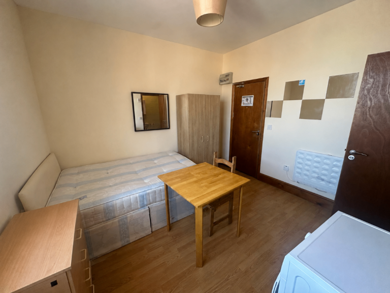 Flat Willow Lane in Greater London