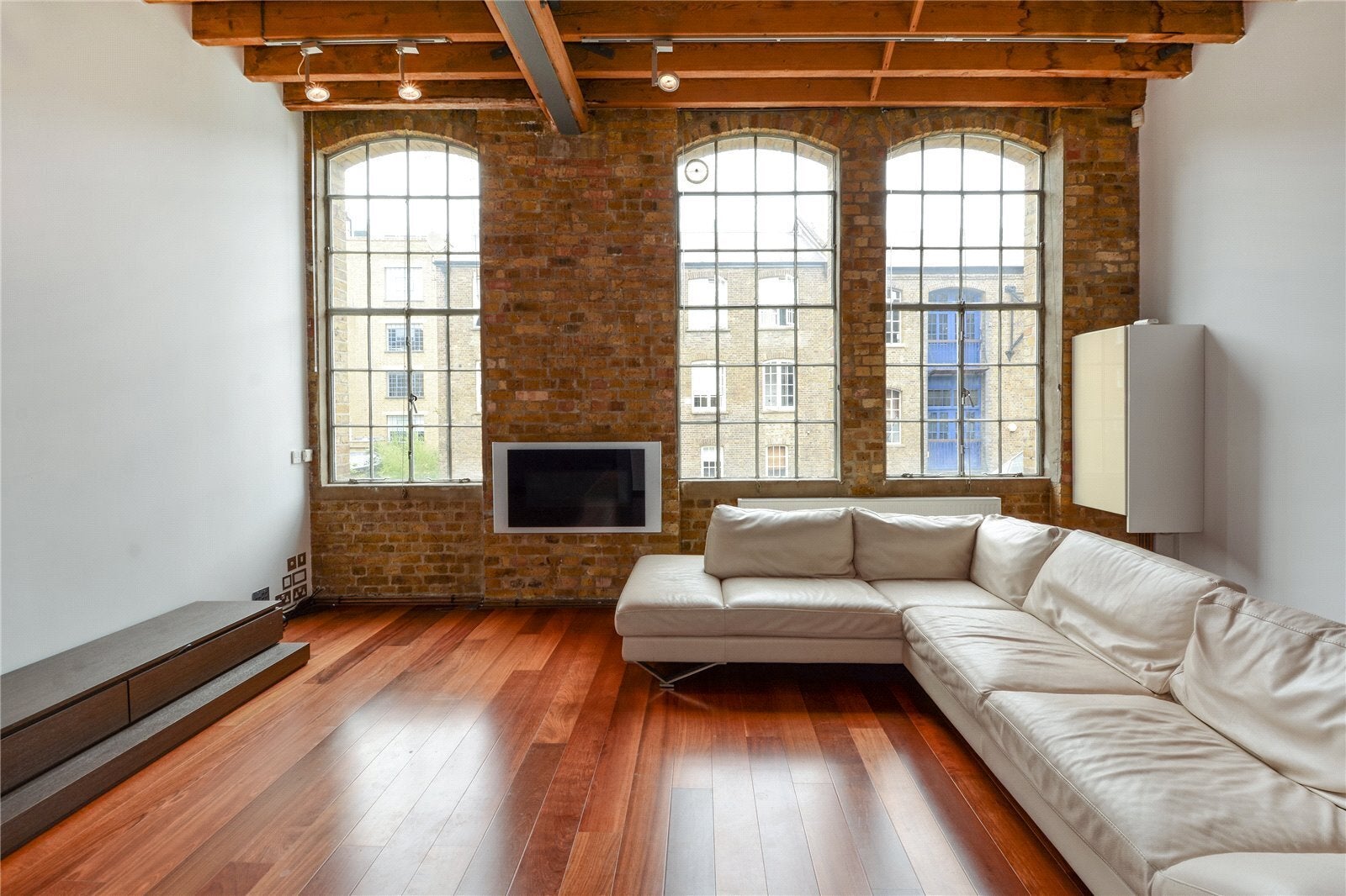 Flat Queen Elizabeth Street in Greater London
