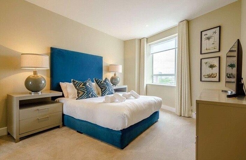 Flat Westferry Circus in Greater London