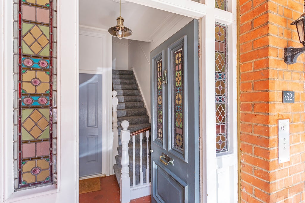 Flat Victoria Avenue in Greater London