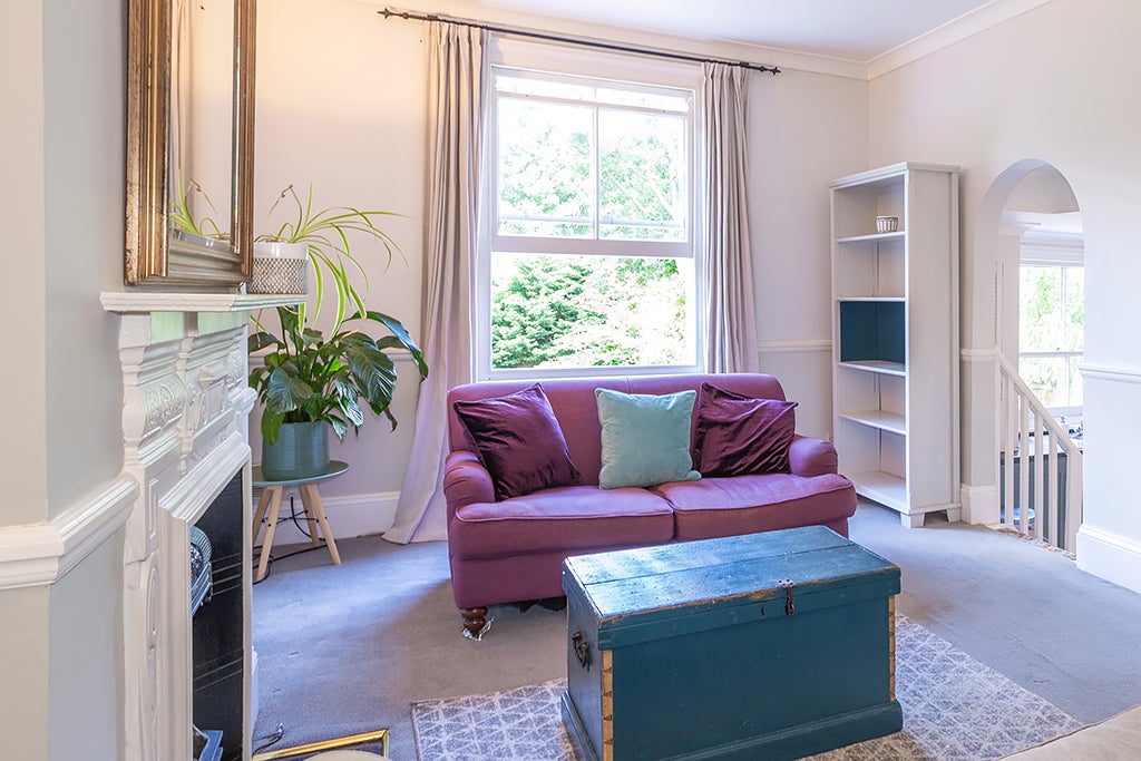 Flat Victoria Avenue in Greater London