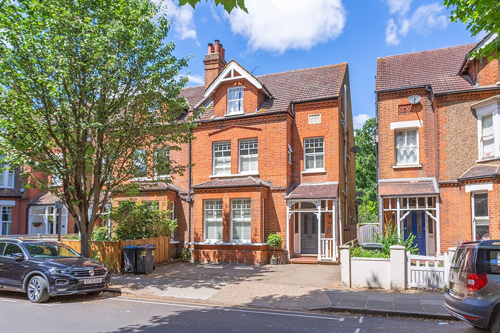 Flat Victoria Avenue in Greater London