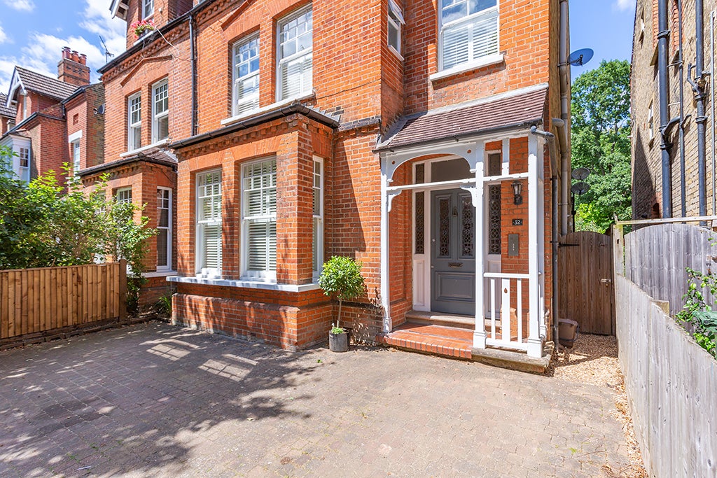 Flat Victoria Avenue in Greater London