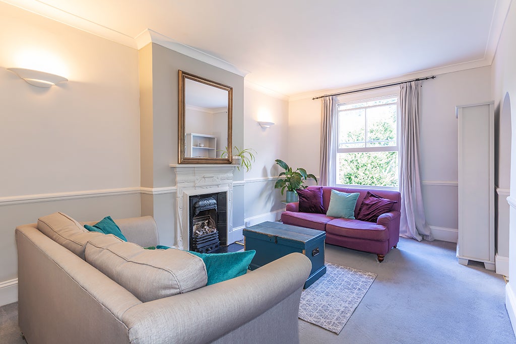 Flat Victoria Avenue in Greater London