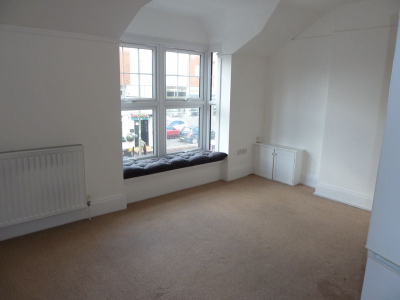 Flat Walton Road in Elmbridge