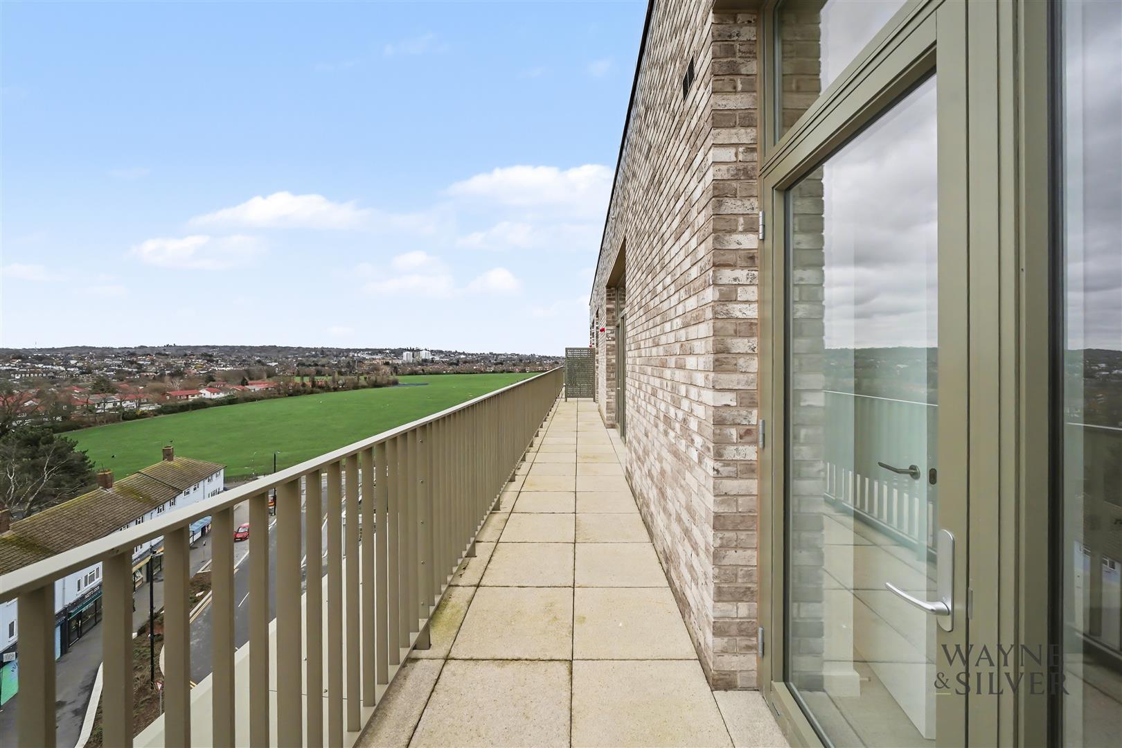 Flat Parkview Avenue in Greater London