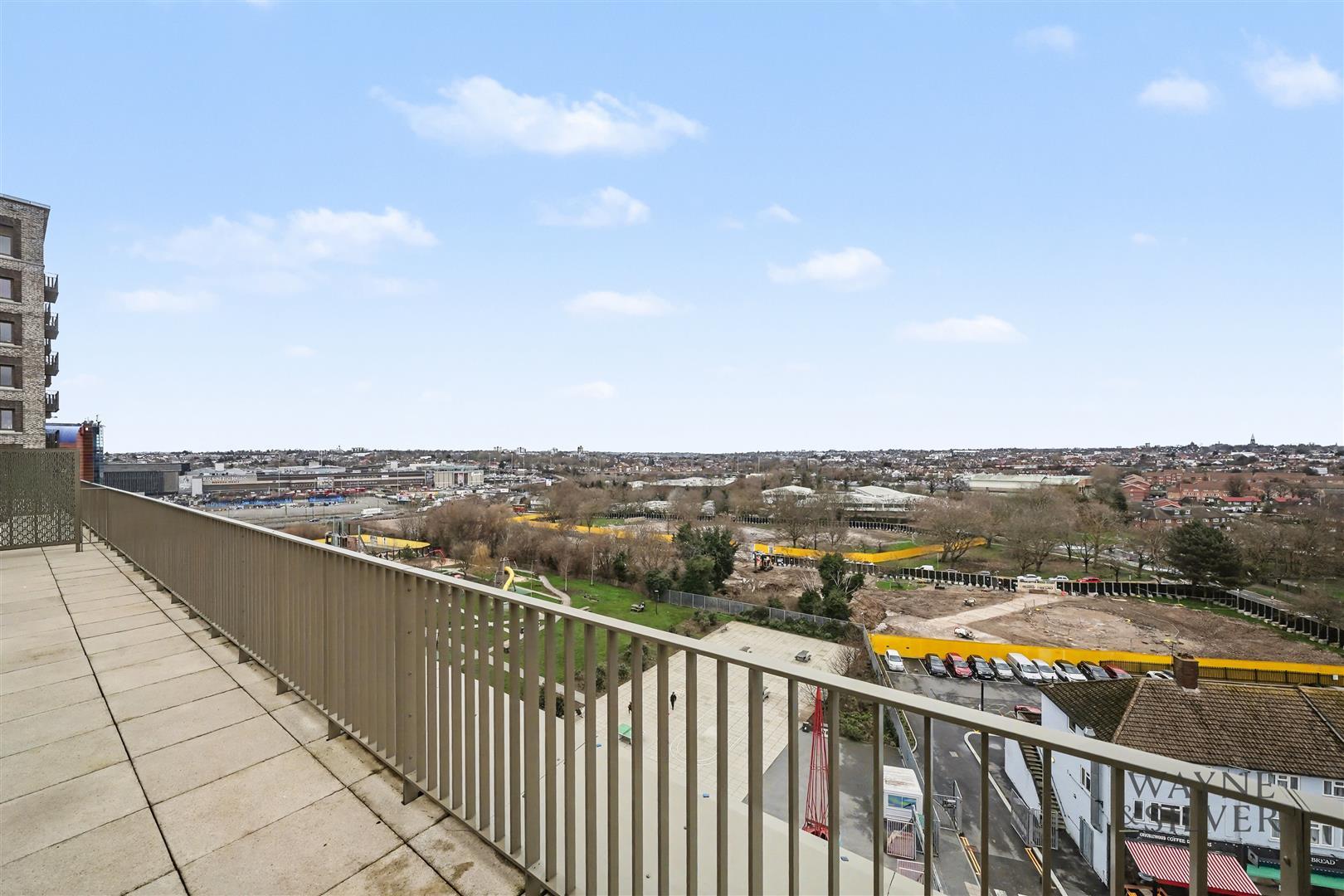 Flat Parkview Avenue in Greater London