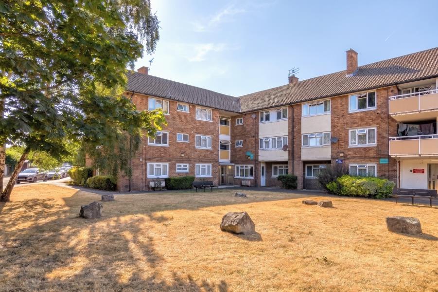 Flat Alpha Road in Woking