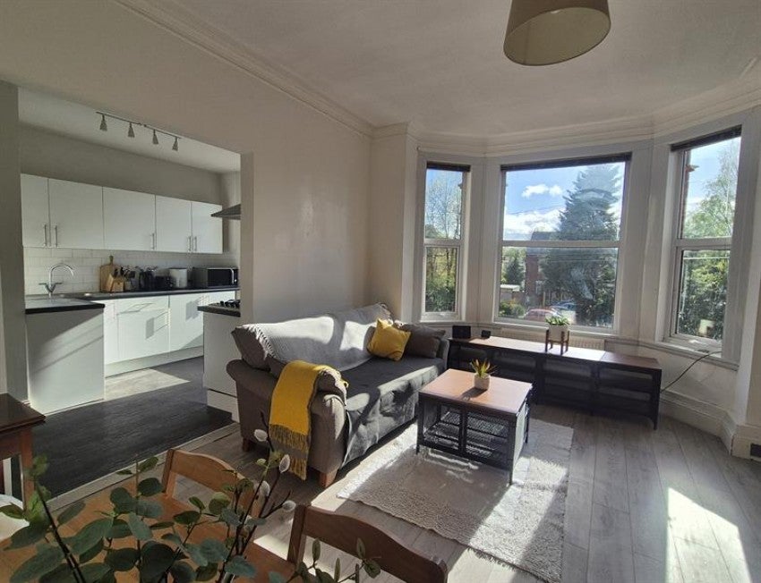 Flat Wellington Road North in Cheadle