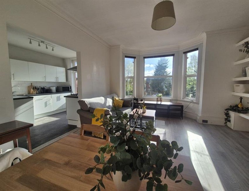 Flat Wellington Road North in Cheadle