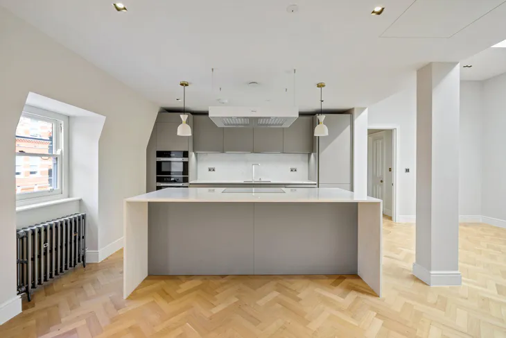 Flat Kensington Court in Greater London
