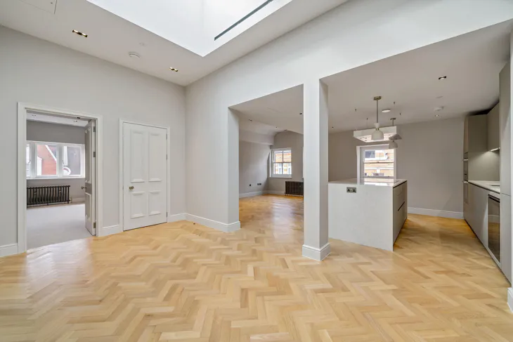 Flat Kensington Court in Greater London