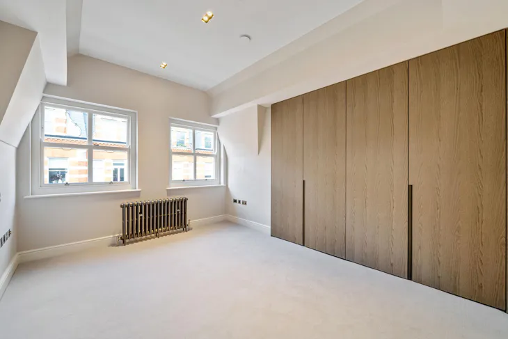 Flat Kensington Court in Greater London