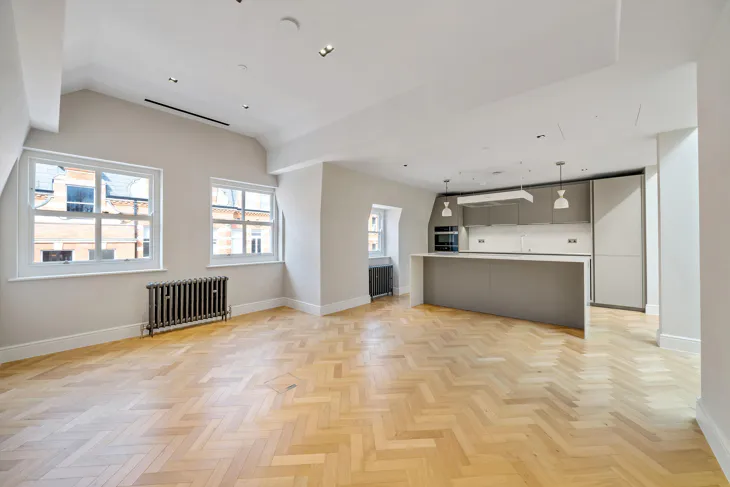 Flat Kensington Court in Greater London
