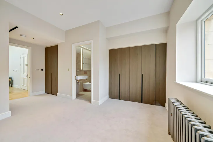 Flat Kensington Court in Greater London