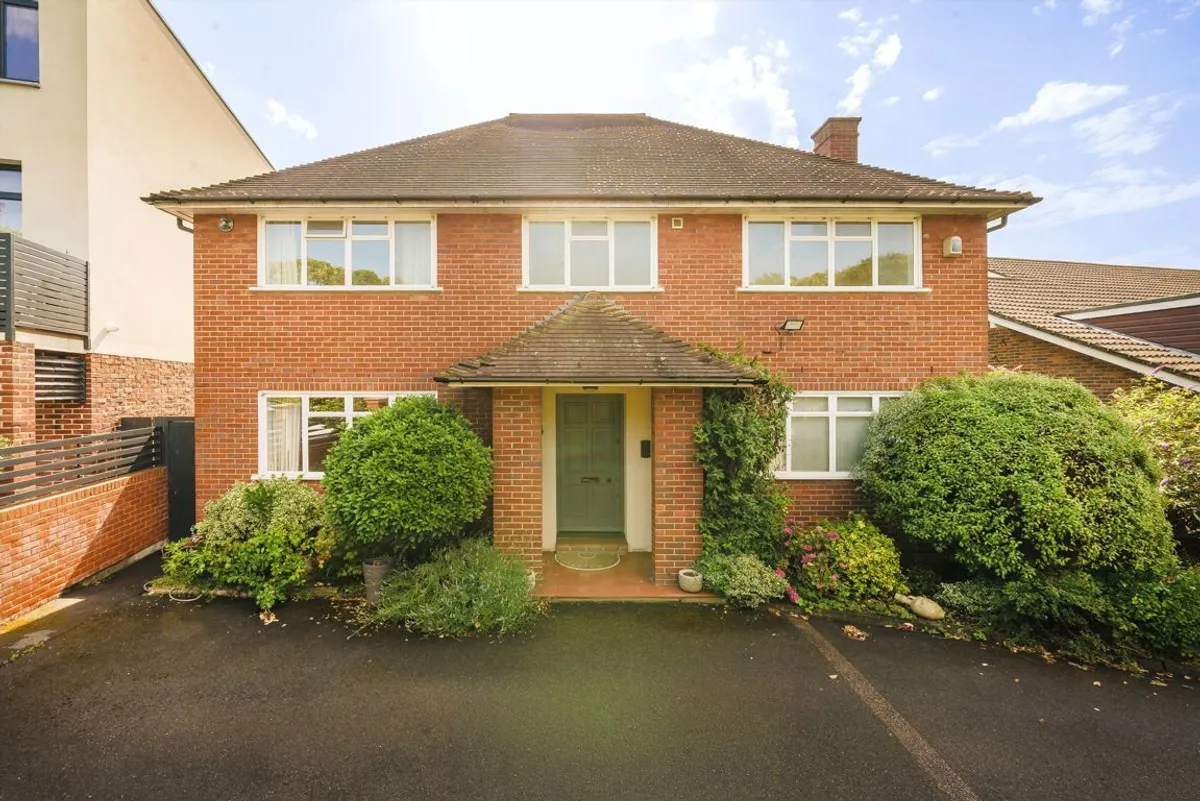 House Chatsworth Road in Greater London
