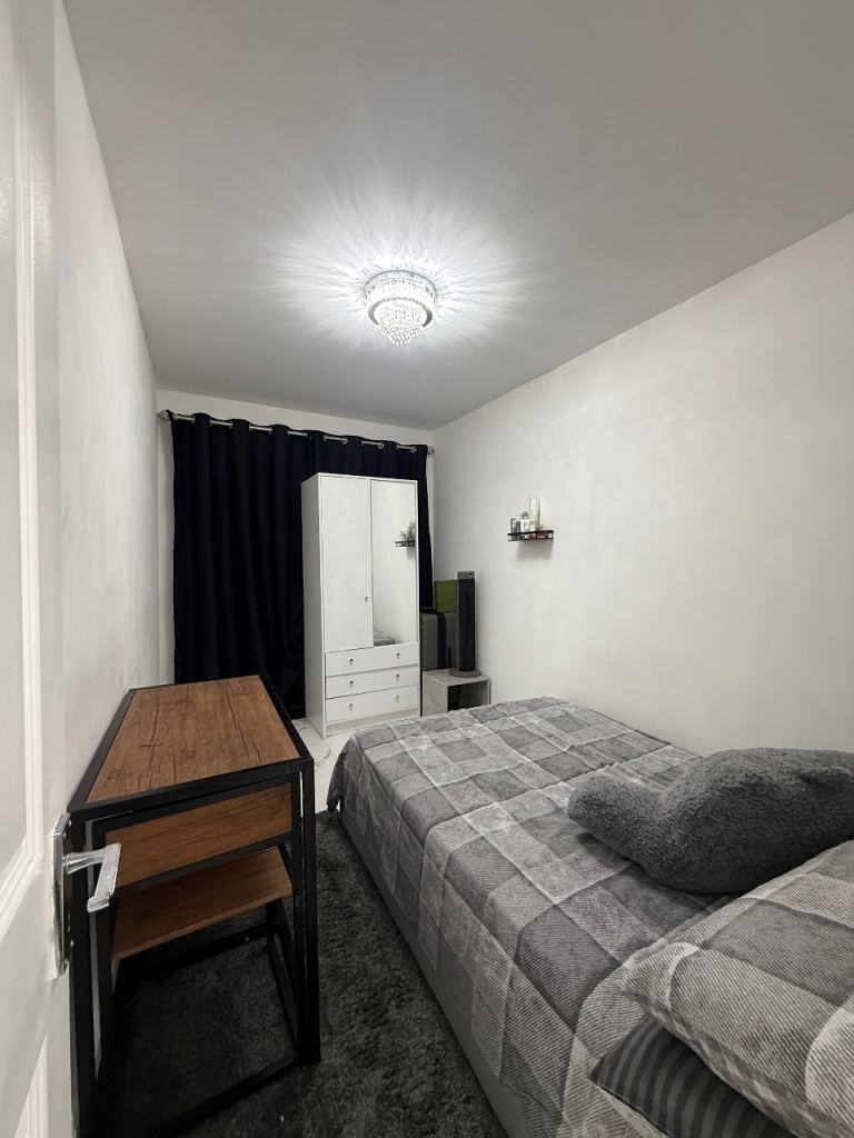 Flat Wigston Road in Greater London