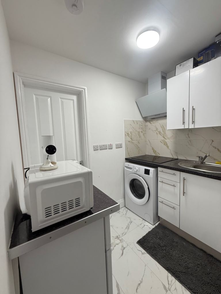 Flat Wigston Road in Greater London