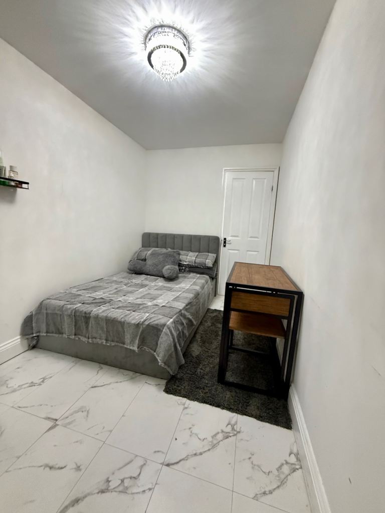 Flat Wigston Road in Greater London