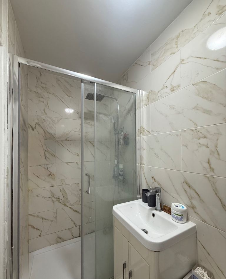 Flat Wigston Road in Greater London