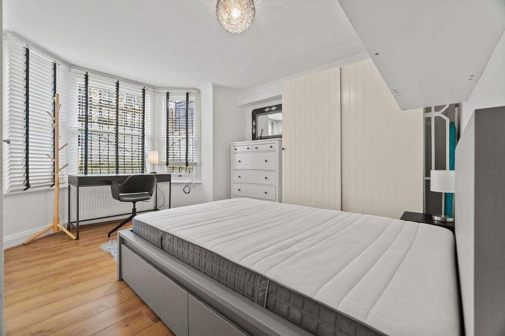 Flat Matheson Road in Greater London