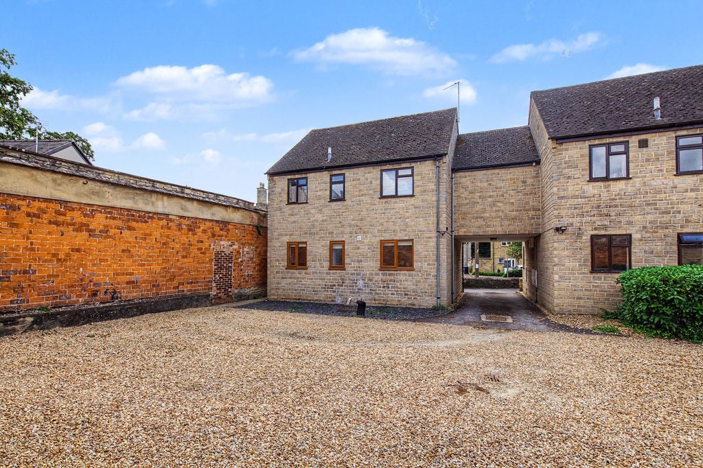 Flat Rectory Lane in West Oxfordshire