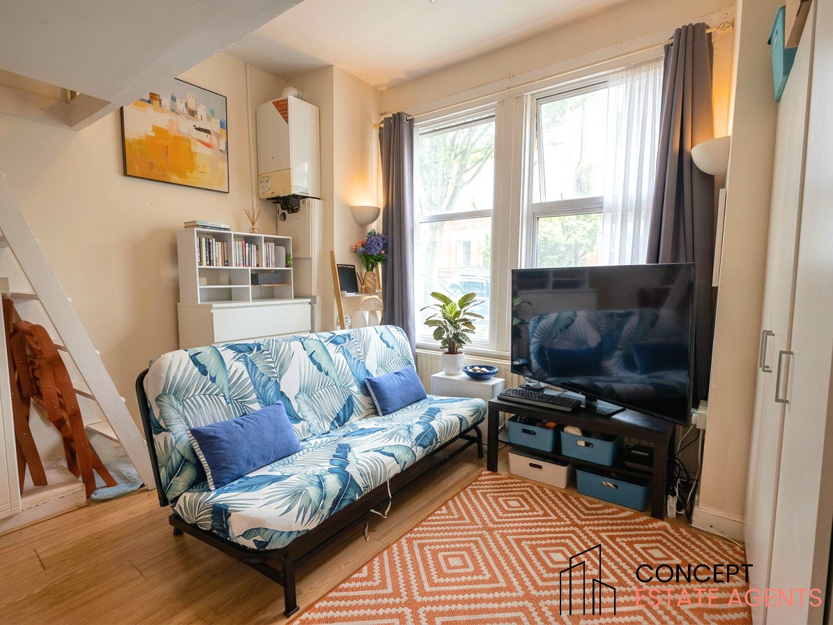 Flat Cathles Road in Greater London