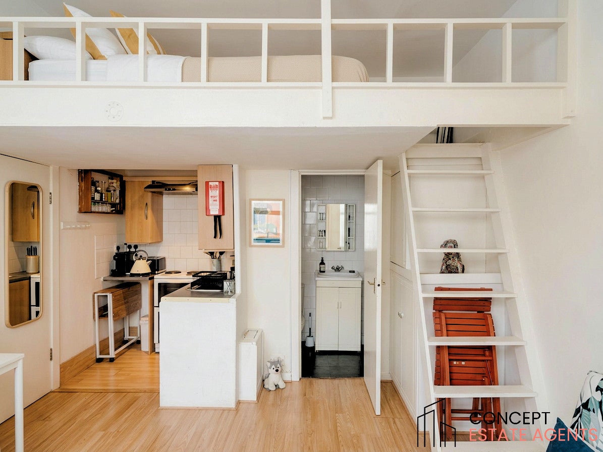 Flat Cathles Road in Greater London