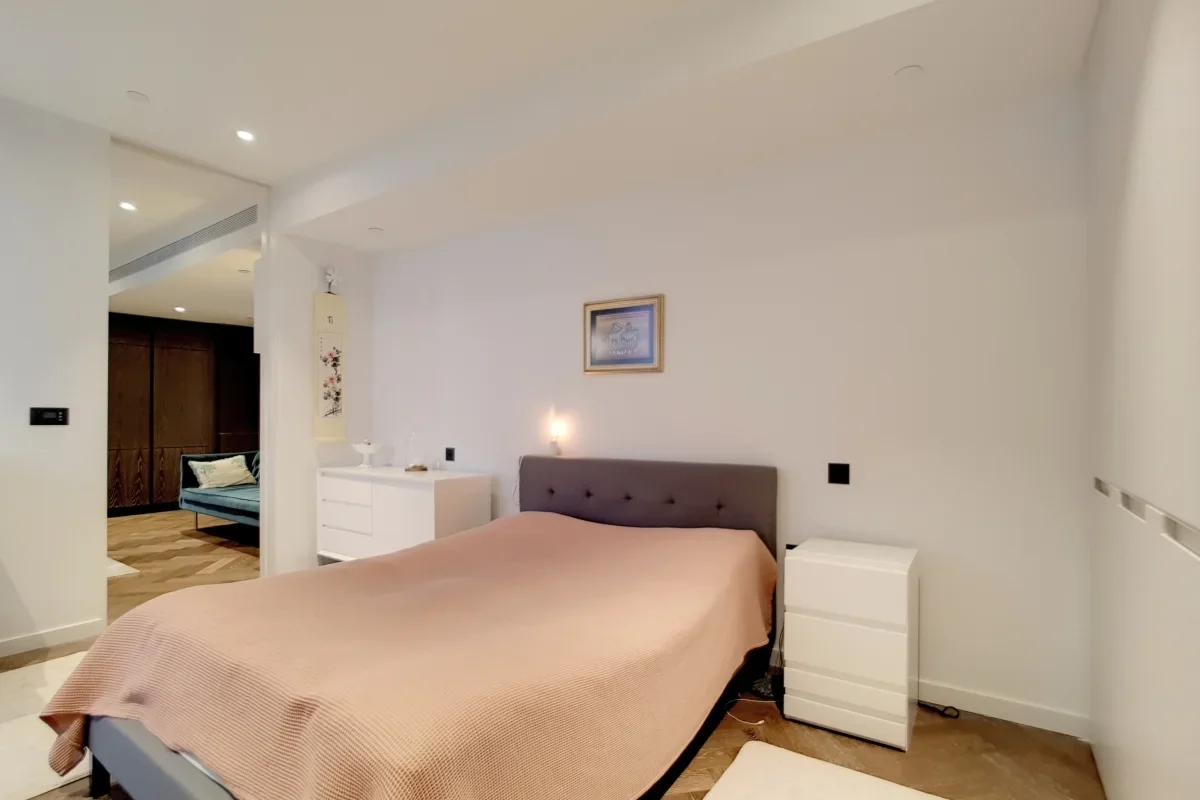 Flat Kirtling Street in Greater London
