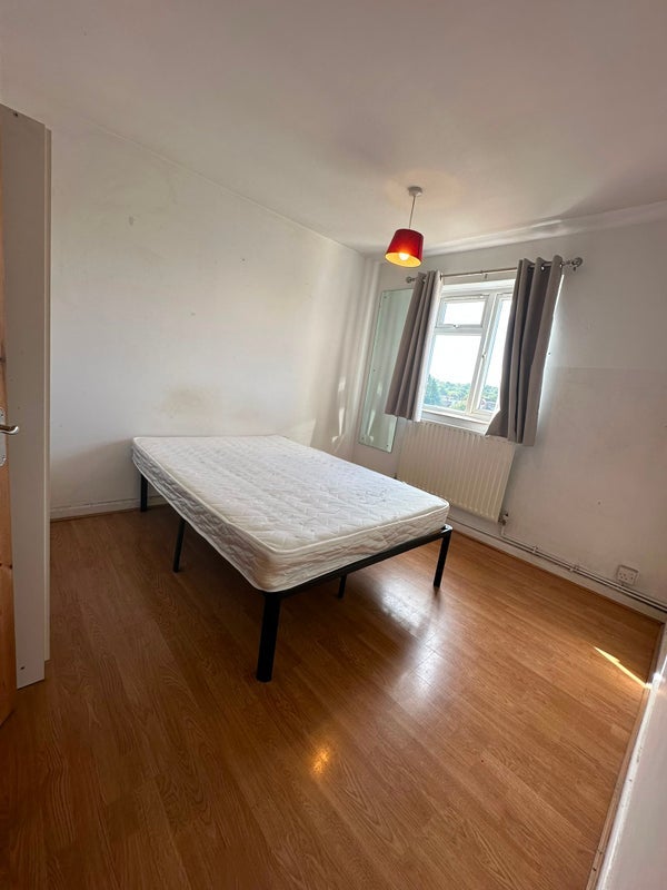 Flat Wickham Road in Greater London