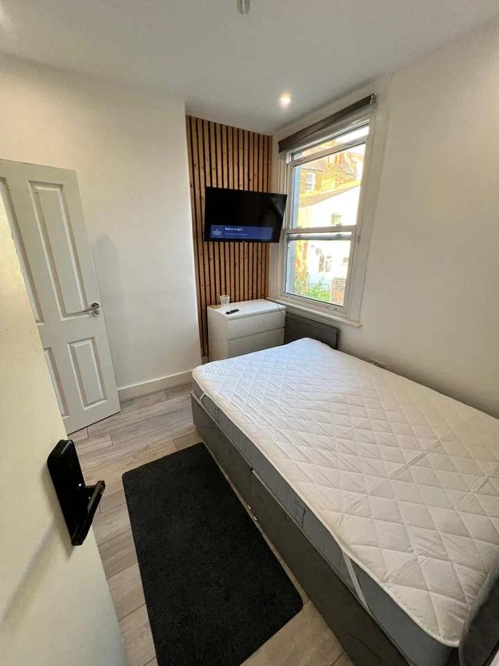 Room Minet Gardens in Greater London