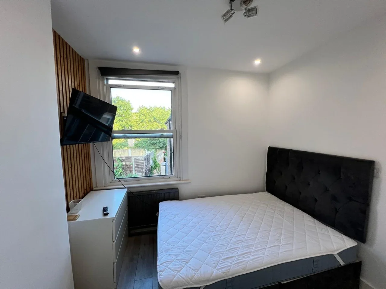 Room Minet Gardens in Greater London