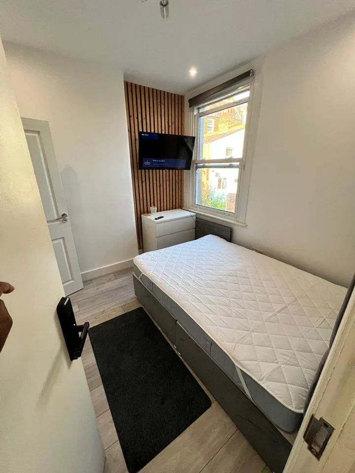 Room Minet Gardens in Greater London