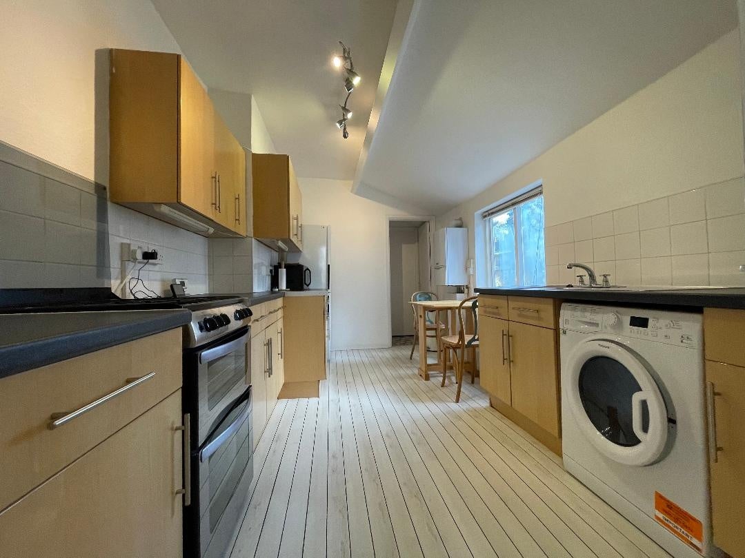 Flat Reverdy Road in Greater London