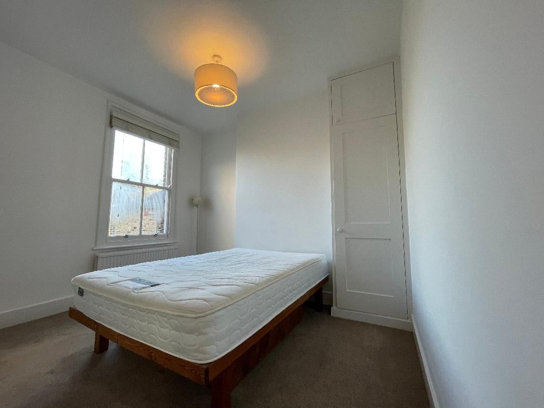 Flat Reverdy Road in Greater London