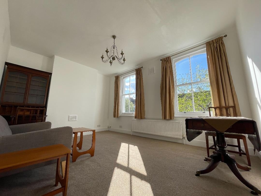 Flat Reverdy Road in Greater London