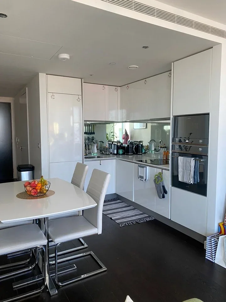 Flat Wyvil Road in Greater London