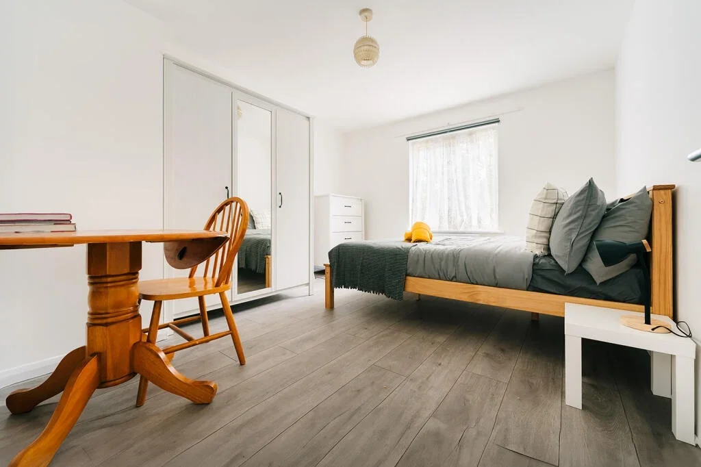Flat Spa Road in Greater London