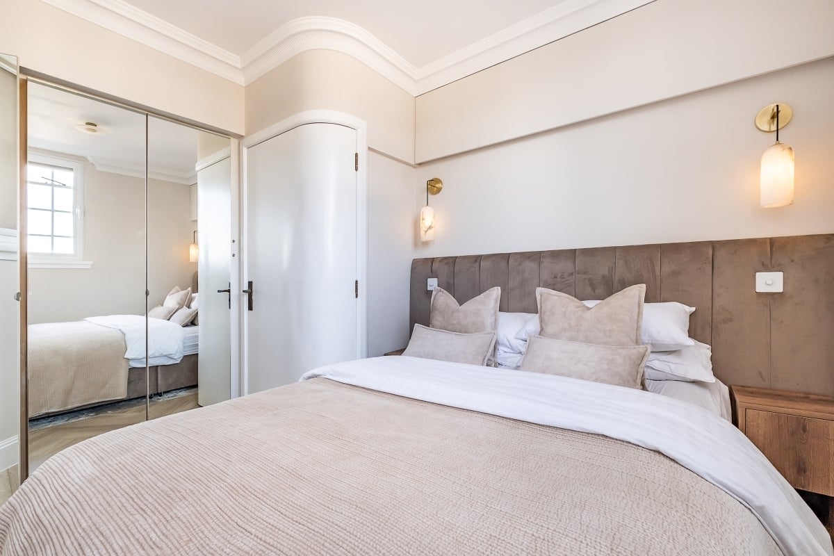Flat Jubilee Place in Greater London