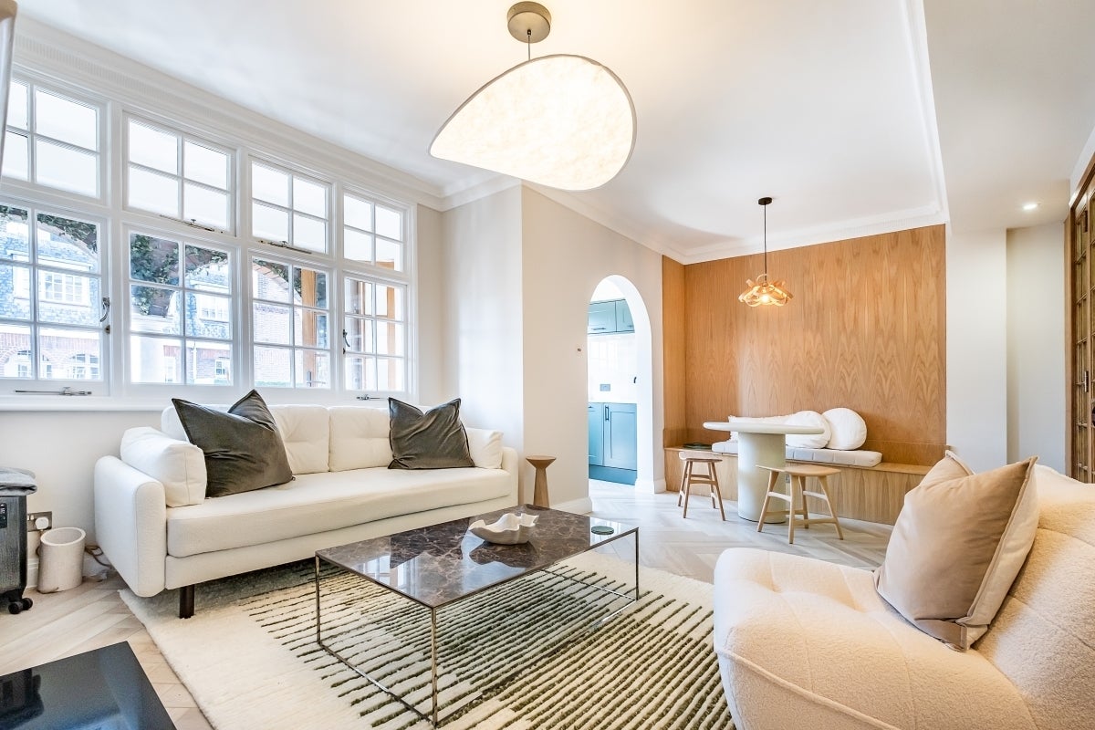 Flat Jubilee Place in Greater London