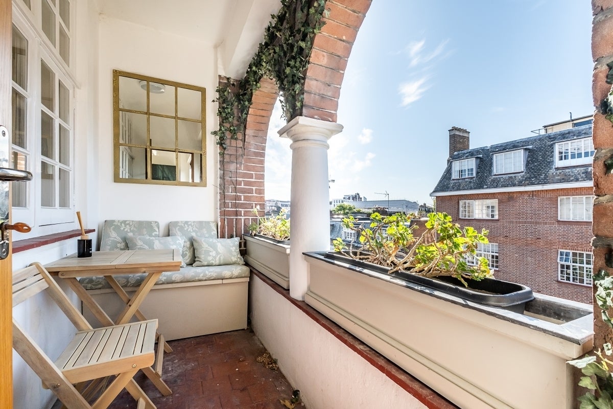 Flat Jubilee Place in Greater London