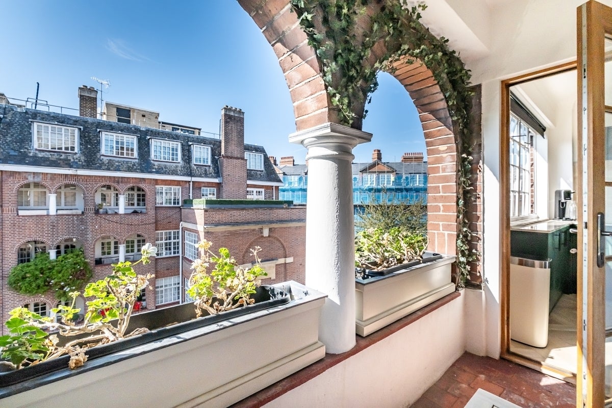 Flat Jubilee Place in Greater London