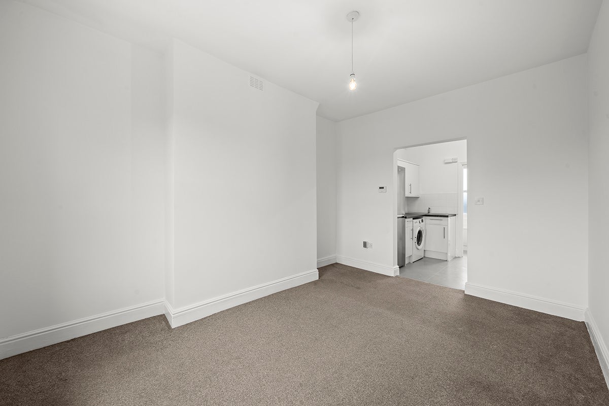 Flat Greenwood Road in Greater London