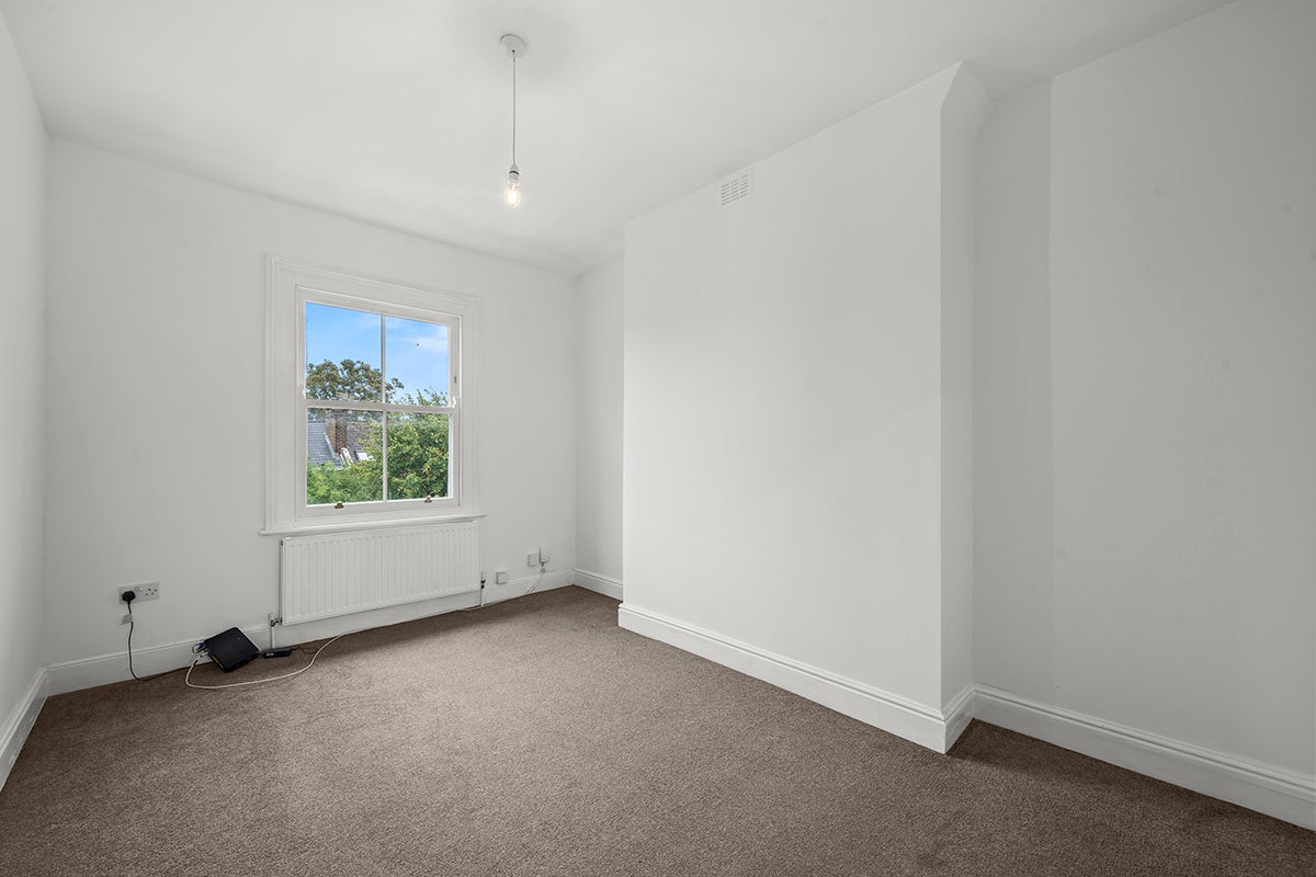 Flat Greenwood Road in Greater London