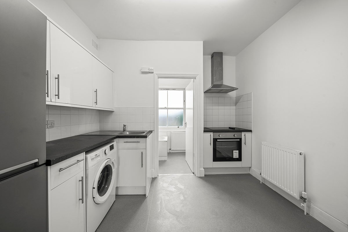 Flat Greenwood Road in Greater London