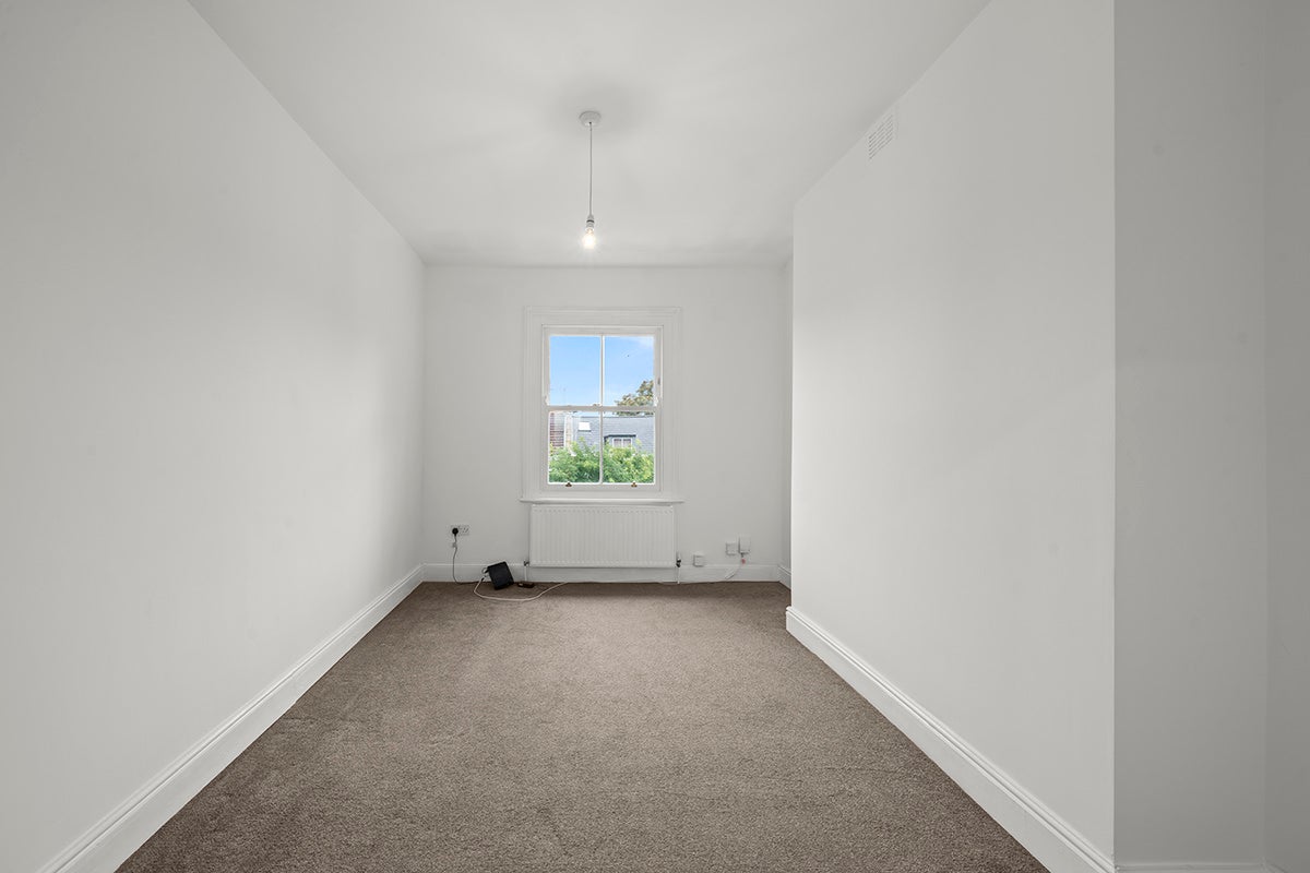 Flat Greenwood Road in Greater London