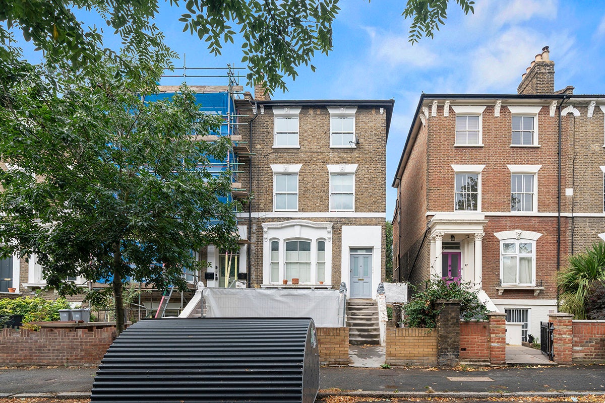 Flat Greenwood Road in Greater London
