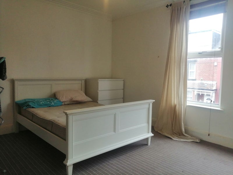 Room Markham Avenue in Leeds