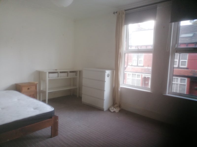 Room Markham Avenue in Leeds