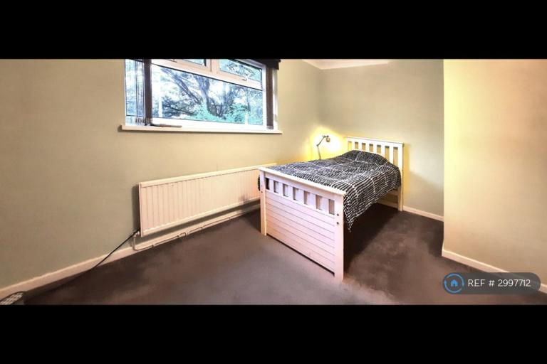 Room Greenway Court in Barry